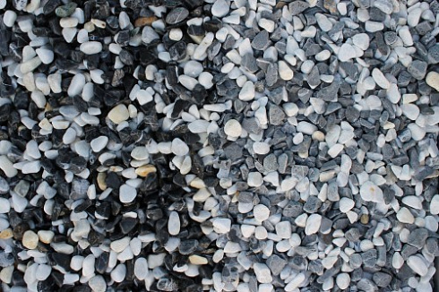 Kamenclub.ru: Мраморная крошка (щебень галтованный микс:белый-черный) фр.10-20 мм.  купить в Ижевске мрамор белый, черный окатанные округлые декоративные ландшафтные камни щебня 15500 руб/т   фото КАМЕНЬ КЛУБ