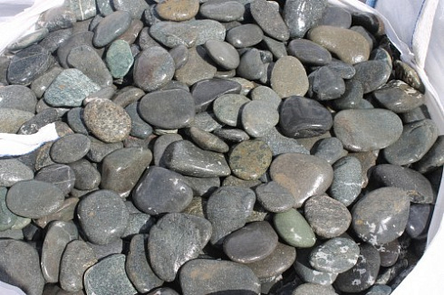 Kamenclub.ru: Галька речная плоская (темно-серая) фр. 100-200-300 мм. купить  в Ижевске галька речная плоская темно-серый, серый, синий речной галечник плоский 9000 руб/т   фото КАМЕНЬ КЛУБ