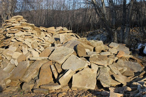 Kamenclub.ru: Песчаник плиты - плахи - пошаговые дорожки (фр. 70-150 мм)  купить в Ижевске песчаник серый бежевый желтый зеленый колотый песчаник строительный 6500 руб/т   фото КАМЕНЬ КЛУБ