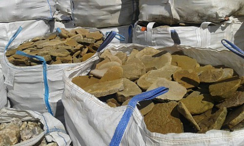 Kamenclub.ru: Песчаник колотый для облицовки (фр. 2-3 см)  купить в Ижевске песчаник бежевый серый рыжий песчаник строительный 5000 руб/т   фото КАМЕНЬ КЛУБ