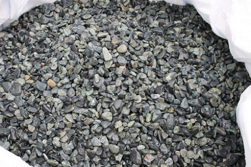 Kamenclub.ru: Щебень галтованный зеленый (змеевик) фр. 20-40 мм.  купить в Ижевске мрамор зеленый, салатовый оголтованный щебень мраморный 12500 руб/т   фото КАМЕНЬ КЛУБ