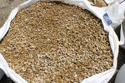 Kamenclub.ru: Щебень крошка желтый (песчаник) фр. 10-20 мм.  купить в Ижевске песчаник бежевый, серый, рыжий декоративный ландшафтный щебень колотый 9500 руб/т   фото КАМЕНЬ КЛУБ