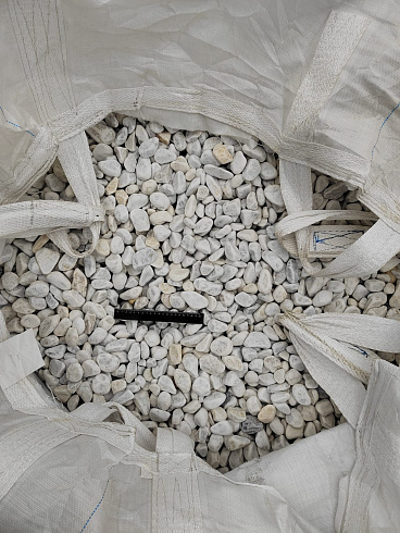 Kamenclub.ru: Мраморная крошка (щебень галтованный белый) фр.40-70 мм.  купить в Ижевске мрамор белый молочный айвори окатанный округлый природный камень 17000 руб/т   фото КАМЕНЬ КЛУБ