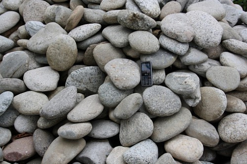 Kamenclub.ru: Галька речная плоская (серо-белая) фр. 70-120 мм. купить  в Ижевске галька галечник речной серый, белый окатанная плоская  природная галька 9000 руб/т   фото КАМЕНЬ КЛУБ