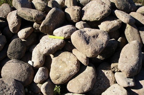 Kamenclub.ru: Конгломераты фр. 300-1000 мм.  купить в Ижевске кварц мрамор диабаз коричневый, серый зеленоватый речной валун крупный 6500 руб/т   фото КАМЕНЬ КЛУБ