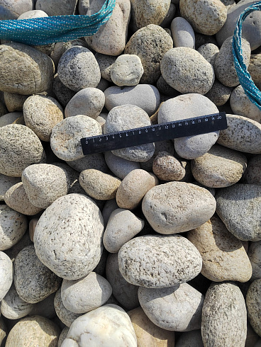 Kamenclub.ru: Галька речная окат (серо-белая) фр. 70-120 мм купить  в Ижевске галька галечник бело-серая, серо-белая, серая, белая речная природная галька  8000 руб/т   фото КАМЕНЬ КЛУБ