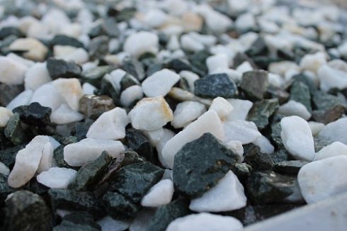 Kamenclub.ru: Мраморная крошка (щебень крошка микс: белый-зеленый) фр. 10-20 мм.  купить в Ижевске мрамор белый, зеленый каменная ландшафтная декоративная крошка щебня 9500 руб/т   фото КАМЕНЬ КЛУБ