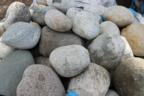 Kamenclub.ru: Речной валун (Ассорти) фр.100-300 мм.  купить в Ижевске галечник серый, темно-серый, светло-серый речная галька крупных размеров 4200 руб/т   фото КАМЕНЬ КЛУБ