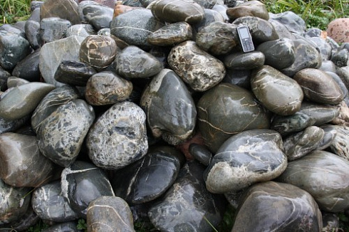 Kamenclub.ru: Валунчик Паутинник фр.100-300 мм  купить в Ижевске крупный природный камень галечник темно-серый с прожилками белый черный речной валунчик 5000 руб/т   фото КАМЕНЬ КЛУБ