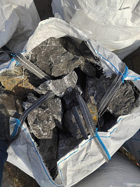 Kamenclub.ru: Черный мрамор скальник фр. 100-500 мм.  купить в Ижевске мрамор черный белый серый крупный колотый валун ландшафтный 8500 руб/т   фото КАМЕНЬ КЛУБ