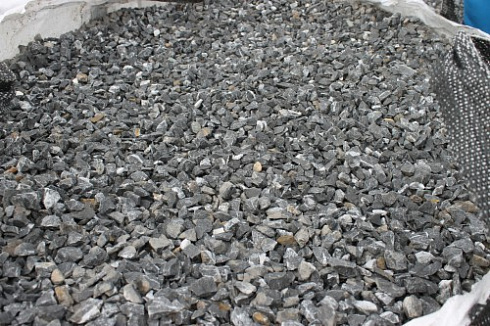 Kamenclub.ru: Щебень крошка черный (мрамор) фр. 10-20 мм.  купить в Ижевске мрамор черный с белыми прожилками, черный, белый каменная ландшафтная декоративная крошка щебня 11000 руб/т   фото КАМЕНЬ КЛУБ