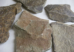 Kamenclub.ru: Песчаник пластушка "фонтанка" серо-зеленая (3,0-5,0 см)  купить в Ижевске песчаник серо-зеленая колотые плитки облицовочные пластушки 11400 руб/м3   фото КАМЕНЬ КЛУБ