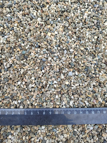 Kamenclub.ru: Галька речная окат (серая) фр.3-5 мм купить  в Ижевске галька речная серая бежевый темно-серый окатанный речной камень округлый 9500 руб/т   фото КАМЕНЬ КЛУБ