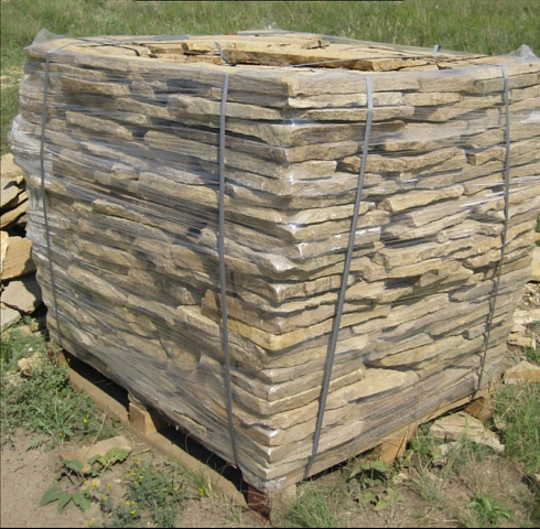 Kamenclub.ru: Песчаник пластушка желтый с рисунком (3 см)  купить в Ижевске песчаник желтый с рисунком, рыжий, желтый песчаник пластушка ландшафтная рваная 8 500 руб/м3   фото КАМЕНЬ КЛУБ