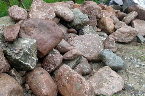 Kamenclub.ru: Конгломераты фр. 300-1000 мм.  купить в Ижевске кварц мрамор диабаз коричневый, серый зеленоватый речной валун крупный 6500 руб/т   фото КАМЕНЬ КЛУБ