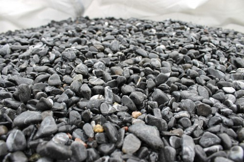Kamenclub.ru: Щебень галтованный черный (мрамор) фр.10-20 мм.  купить в Ижевске мрамор черный с белыми прожилками, черный, белый окатанный округлый ландшафтный декоративный щебень 15000 руб/т   фото КАМЕНЬ КЛУБ