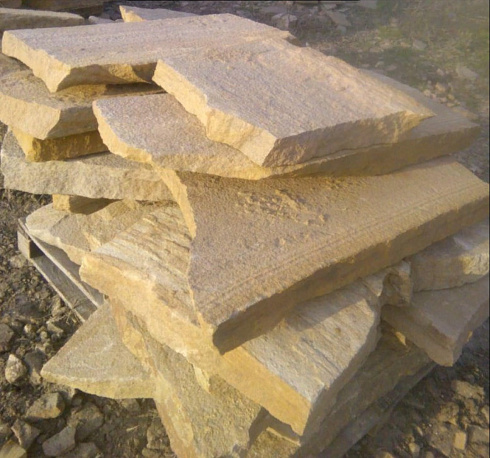 Kamenclub.ru: Форматный камень (плаха) пошаговая дорожка от 70-150 см (4 -12 см)  купить в Ижевске плитняк  форматный плаха желтый песчаник 9 000 руб/т   фото КАМЕНЬ КЛУБ