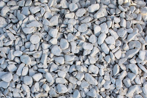 Kamenclub.ru: Щебень галтованный белый (мрамор) фр.5-10 мм.  купить в Ижевске мрамор белый, айвори, молочный каменная мраморная декоративная ландшафтная крошка 17000 руб/т   фото КАМЕНЬ КЛУБ