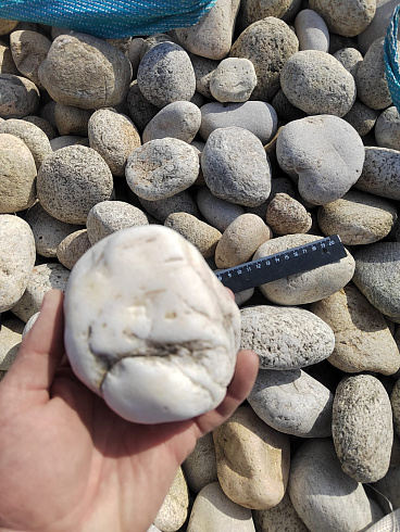 Kamenclub.ru: Галька речная окат (серо-белая) фр. 70-120 мм купить  в Ижевске галька галечник бело-серая, серо-белая, серая, белая речная природная галька  8000 руб/т   фото КАМЕНЬ КЛУБ