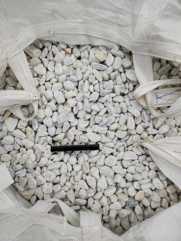 Kamenclub.ru: Мраморная крошка (щебень галтованный белый) фр.40-70 мм.  купить в Ижевске мрамор белый молочный айвори окатанный округлый природный камень 17000 руб/т   фото КАМЕНЬ КЛУБ