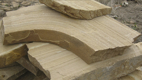 Kamenclub.ru: Форматный камень (плаха) пошаговая дорожка от 70-150 см (4 -12 см)  купить в Ижевске плитняк  форматный плаха желтый песчаник 9 000 руб/т   фото КАМЕНЬ КЛУБ