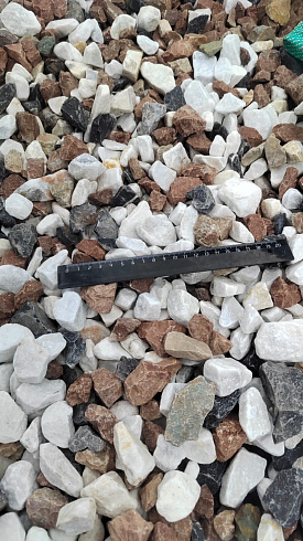 Kamenclub.ru: Мраморная крошка (щебень крошка микс : белый-черный-розовый) фр. 20-40 мм.  купить в Ижевске мрамор белый, черный, розовый декоративная ландшафтная крошка 12000 руб/т   фото КАМЕНЬ КЛУБ