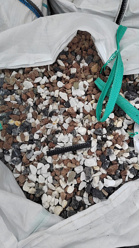 Kamenclub.ru: Мраморная крошка (щебень крошка микс : белый-черный-розовый) фр. 20-40 мм.  купить в Ижевске мрамор белый, черный, розовый декоративная ландшафтная крошка 12000 руб/т   фото КАМЕНЬ КЛУБ