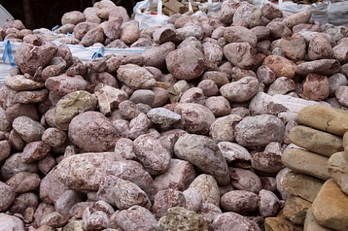 Kamenclub.ru: Розовый валунчик фр.100-300 мм.  купить в Ижевске крупный природный камень розовый, серый молочный красный речной галечник природный 7850 руб/т   фото КАМЕНЬ КЛУБ