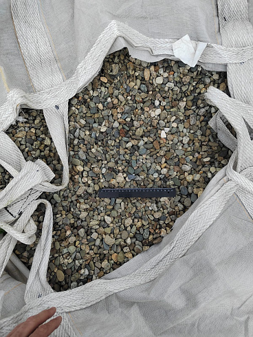 Kamenclub.ru: Галька речная окат (серая) фр.10-20 мм купить  в Ижевске галька речная серая, серый, темно-серый, светло-серый, коричневый ландшафтная декоративная речная окатанная округлая галька 5000 руб/т   фото КАМЕНЬ КЛУБ