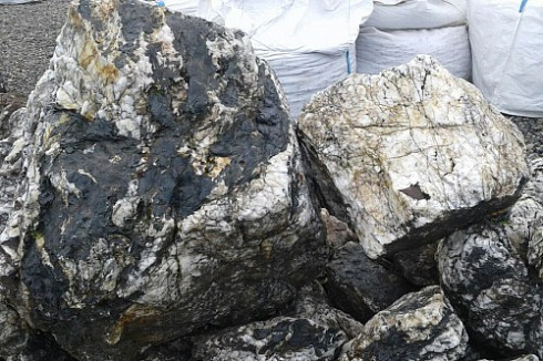 Kamenclub.ru: Черный гранит - кварцит фр. 100-500 мм.  купить в Ижевске мрамор гранит черный с белыми прожилками, серый, белый валун скальный колотый 7000 руб/т   фото КАМЕНЬ КЛУБ