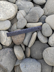 Kamenclub.ru: Галька речная плоская (серо-белая) фр. 70-120 мм. купить в Ижевске галька галечник речной серый, белый окатанная плоская  природная галька 9000 руб/т   фото КАМЕНЬ КЛУБ