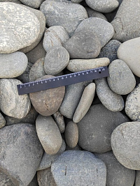 Kamenclub.ru: Галька речная плоская (серо-белая) фр. 70-120 мм. купить в Ижевске галька галечник речной серый, белый окатанная плоская  природная галька 9000 руб/т   фото КАМЕНЬ КЛУБ