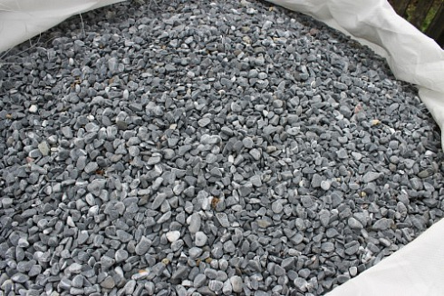 Kamenclub.ru: Щебень галтованный черный (мрамор) фр.10-20 мм.  купить в Ижевске мрамор черный с белыми прожилками, черный, белый окатанный округлый ландшафтный декоративный щебень 15000 руб/т   фото КАМЕНЬ КЛУБ