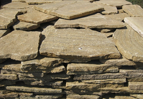 Kamenclub.ru: Песчаник пластушка желтый с рисунком (3 см)  купить в Ижевске песчаник желтый с рисунком, рыжий, желтый песчаник пластушка ландшафтная рваная 8 500 руб/м3   фото КАМЕНЬ КЛУБ