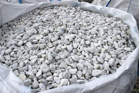 Kamenclub.ru: Мраморная крошка (щебень галтованный белый), фр.20-40 мм.  купить в Ижевске мрамор белый бежевый молочный мраморный щебень декоративный 17000 руб/т   фото КАМЕНЬ КЛУБ