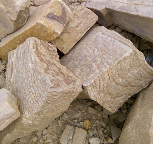 Kamenclub.ru: Песчаник пластушка желтый с рисунком (7-15 см)  купить в Ижевске плитняк - пластушка - бут желтый песчаник 10200 руб/м3   фото КАМЕНЬ КЛУБ