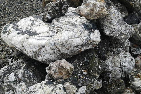 Kamenclub.ru: Черный гранит - кварцит фр. 100-500 мм.  купить в Ижевске мрамор гранит черный с белыми прожилками, серый, белый валун скальный колотый 7000 руб/т   фото КАМЕНЬ КЛУБ