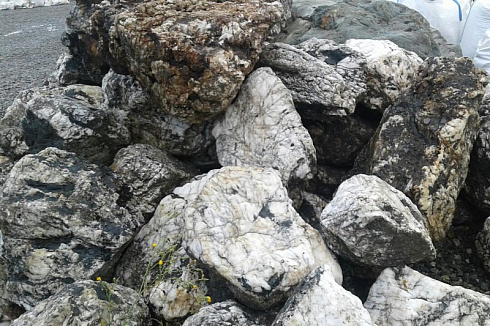 Kamenclub.ru: Черный гранит - кварцит фр. 100-500 мм.  купить в Ижевске мрамор гранит черный с белыми прожилками, серый, белый валун скальный колотый 7000 руб/т   фото КАМЕНЬ КЛУБ