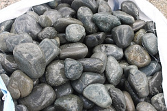 Kamenclub.ru: Темно-серый валунчик фр.100-300 мм.  купить в Ижевске крупный природный камень серый, темно-серый, светло-серый речная галька большого размера окатанная 4500 руб/т   фото КАМЕНЬ КЛУБ