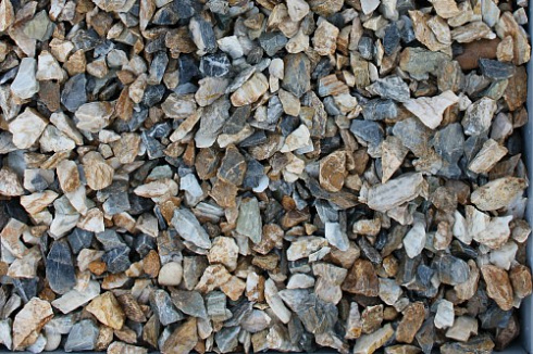 Kamenclub.ru: Мраморная крошка (щебень крошка медовый), фр. 10-20 мм.  купить в Ижевске песчаник бежевый, серый каменная ландшафтная крошка  12000 руб/т   фото КАМЕНЬ КЛУБ