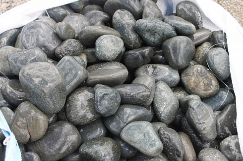 Kamenclub.ru: Темно-серый валунчик фр.100-300 мм.  купить в Ижевске крупный природный камень серый, темно-серый, светло-серый речная галька большого размера окатанная 4500 руб/т   фото КАМЕНЬ КЛУБ