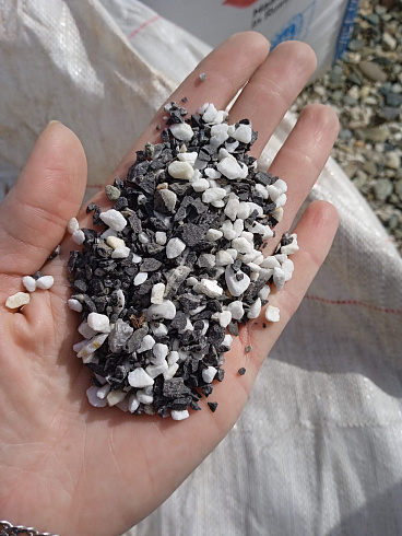 Kamenclub.ru: Мраморная крошка (щебень галтованный микс:белый-черный-розовый-медовый) фр.5-10 мм.  купить в Ижевске мрамор белый, медовый, черный, розовый мраморный галтованный щебень декоративный ландшафтный 15500 руб/т   фото КАМЕНЬ КЛУБ
