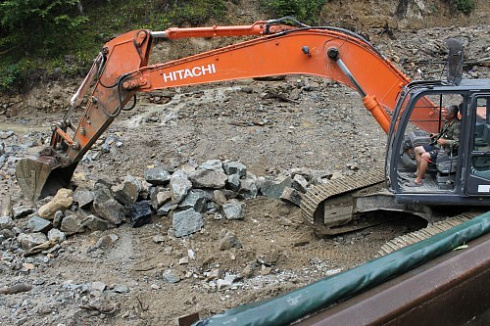 Kamenclub.ru: Гранит скальник (серо-зеленый) фр. 100-500 мм.  купить в Ижевске гранит зеленый, серый, салатовый крупный ландшафтный валун 6 000 руб/т   фото КАМЕНЬ КЛУБ