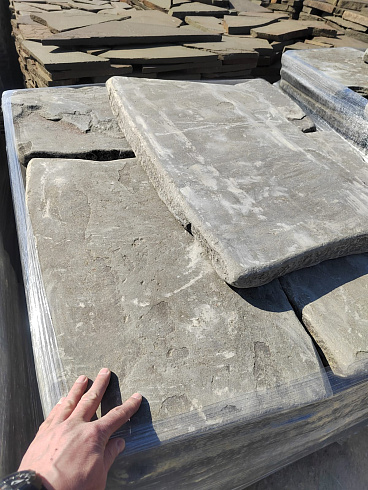 Kamenclub.ru: Песчаник пластушка галтованная светло-серая (3,0 см)  купить в Ижевске песчаник светло-серый, серый ландшафтный камень рваный колотый 21000 руб/м3   фото КАМЕНЬ КЛУБ