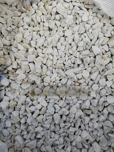 Kamenclub.ru: Мраморная крошка, щебень, цвет-белый, фр. 10-20 мм.  купить в Ижевске мрамор белый, молочный айвори каменная ландшафтная декоративная крошка шебня 12000 руб/т   фото КАМЕНЬ КЛУБ