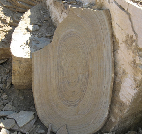 Kamenclub.ru: Форматный камень (плаха) пошаговая дорожка от 70-150 см (4 -12 см)  купить в Ижевске плитняк  форматный плаха желтый песчаник 9 000 руб/т   фото КАМЕНЬ КЛУБ