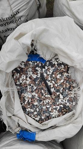 Kamenclub.ru: Мраморная крошка (щебень галтованный микс:белый-зеленый-розовый) фр.20-40 мм.  купить в Ижевске мрамор белый, зеленый, розовый мрамор декоративный (галтовка) 15500 руб/т   фото КАМЕНЬ КЛУБ