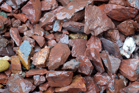 Kamenclub.ru: Щебень крошка красный (ЯШМА) фр. 20-40 мм.  купить в Ижевске яшма красный, бордовый декоративный ландшафтный щебень 9000 руб/т   фото КАМЕНЬ КЛУБ