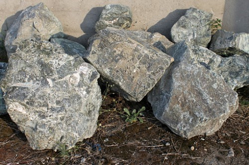 Kamenclub.ru: Змеевик скальник фр. 500-1500 мм.  купить в Ижевске змеевик зеленый серый черный глыба скальная колотая 7500 руб/т   фото КАМЕНЬ КЛУБ