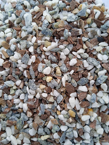 Kamenclub.ru: Мраморная крошка (щебень галтованный микс:: белый-черный) фр.5-10 мм  купить в Ижевске мрамор белый, черный, молочный, серый галтовка мраморная окатанная декоративная ландшафтная 15500 руб/т   фото КАМЕНЬ КЛУБ